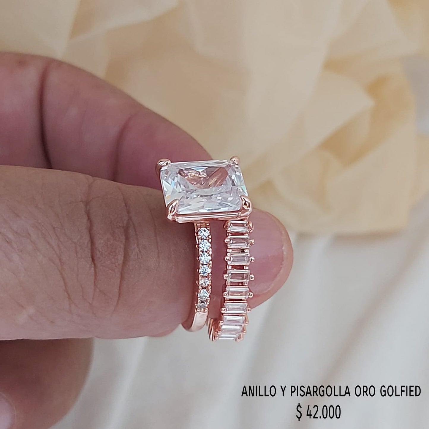 Anillo y pisargolla de oro golfield