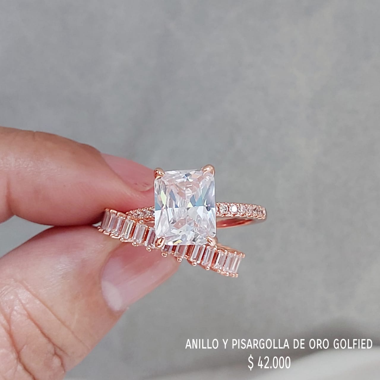 Anillo y pisargolla de oro golfield