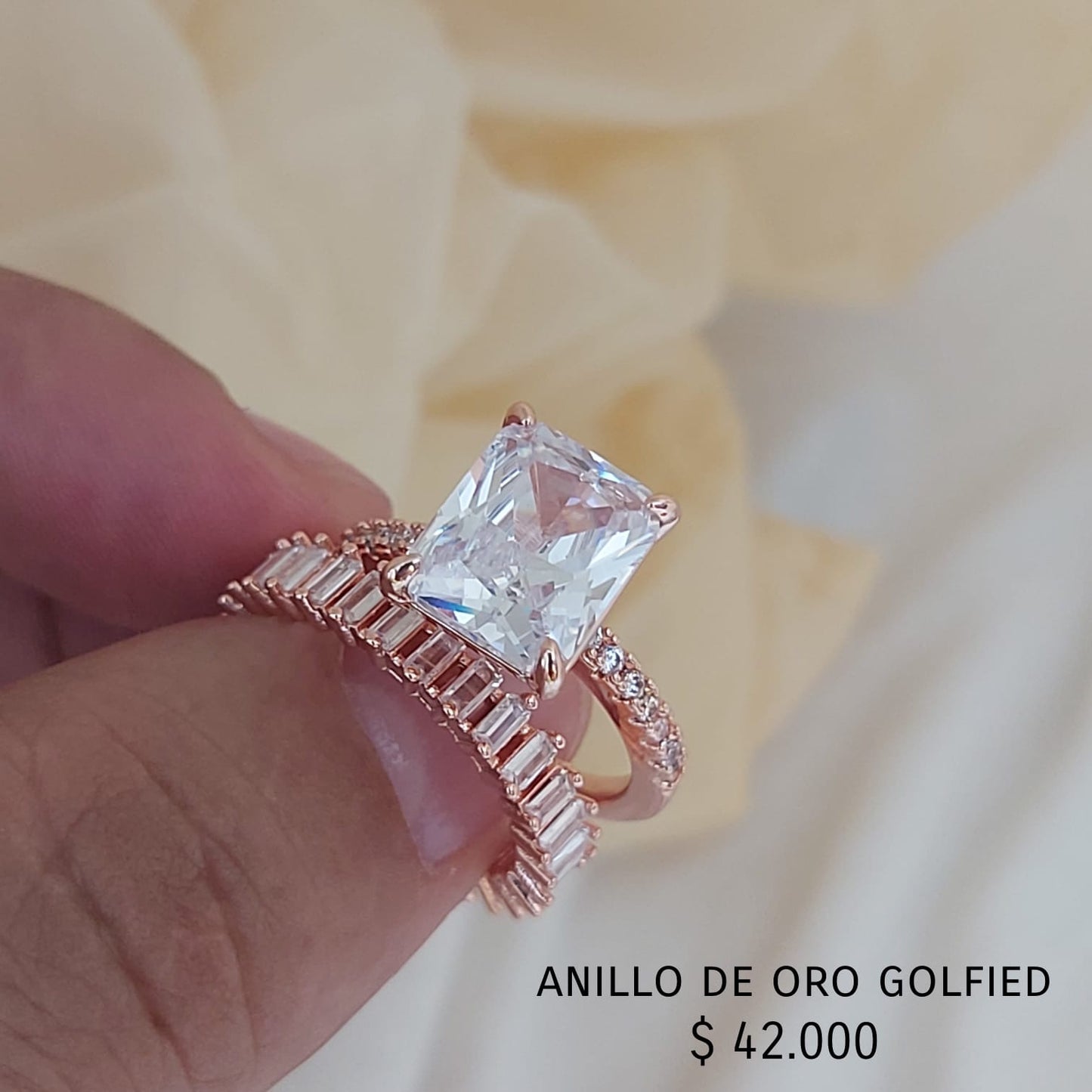 Anillo y pisargolla de oro golfield