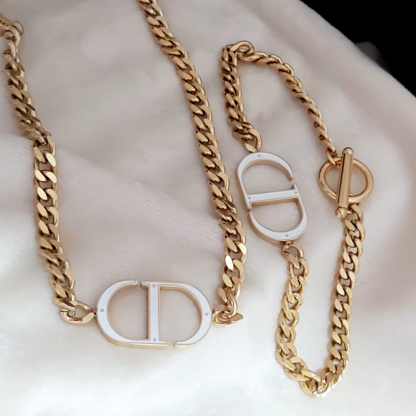 Collar DI*R acero inox baño de oro 18k