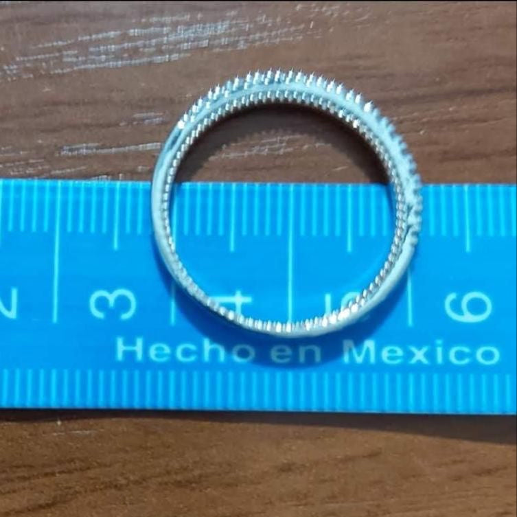 PONES TÚ ANILLO EN ESA FORMA EN UNA REGLA O METRO Y CUENTAS LOS MILÍMETROS INTERNO. Y en la tabla de arriba miras tú talla